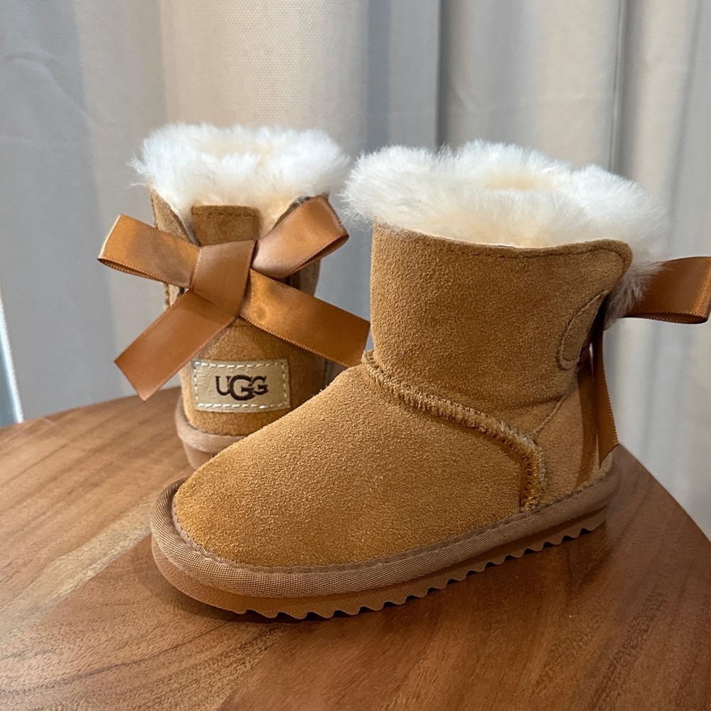 UGG Chestnut Suede Infant Boots w/ Ribbon ADORABLE! Bottoms say size22 NEW!